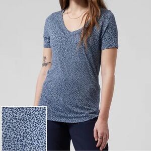 Athleta Breezy Scoop V-neck Blue Leopard Print Tee sz L